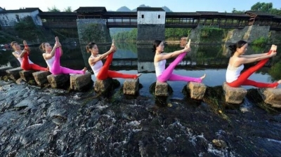 瑜伽達人演繹水上瑜伽