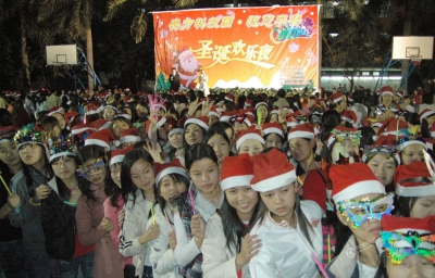 東莞兩萬(wàn)打工妹帶上圣誕帽過(guò)平安夜