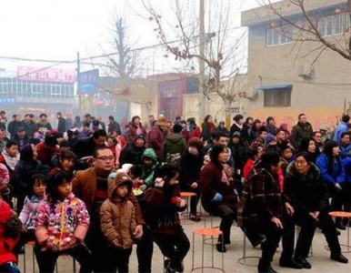 輝縣一村支書(shū)自掏腰包請千名村民同吃團圓飯