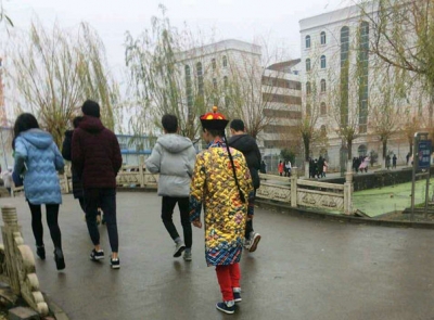 湖北一高校男生每天穿龍袍上課