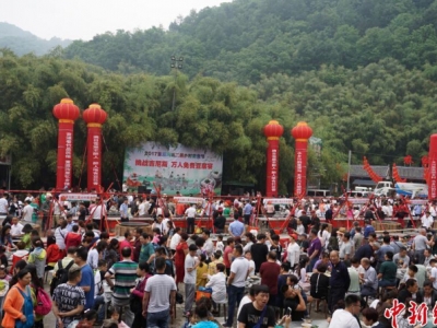 河南欒川萬(wàn)人吃豆腐