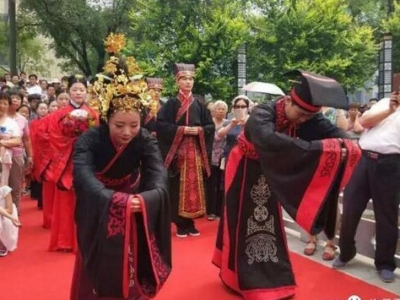 許昌小伙水上舉辦漢服婚禮 漢風(fēng)水韻完美融合