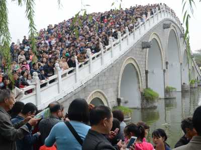 河南清明上河園游客爆棚 遠望盡是人頭