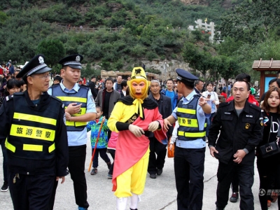 走紅網(wǎng)絡(luò )的“孫大圣”遭上千游客圍追堵截爭相求合影