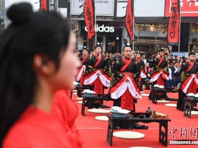 長(cháng)沙漢式結婚大典 31對新人展示兩千年前禮儀