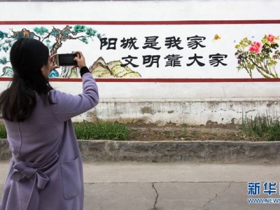 登封藝術(shù)范:彩圖畫(huà)上墻 文明滿(mǎn)眼眶