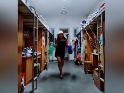 河南一高校女生裹被單拿水壺走“維密秀”