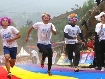 重慶小伙穿7厘米高跟鞋沖刺 12.94秒跑完百米