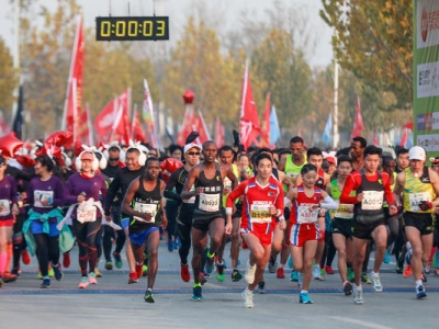 一睹黃河風(fēng)采 鄭州炎黃國際馬拉松賽開(kāi)賽