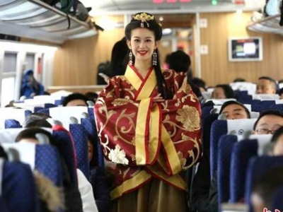 西成高鐵 “動(dòng)妹兒”身披漢服走秀