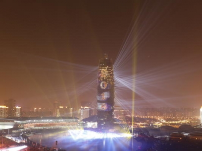 萬(wàn)人跨年時(shí)光 鄭州如意湖畔震撼上演燈光秀