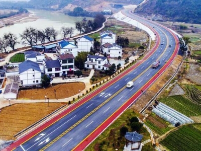 江西鉛山:首條彩色公路 穿行秀美鄉村