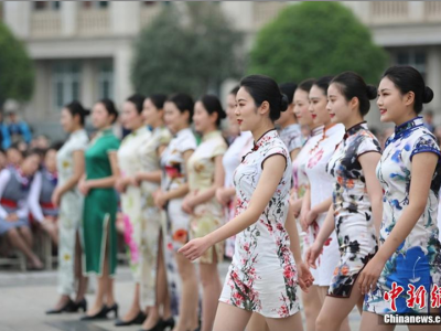 準空姐秀身材上演視覺(jué)盛宴