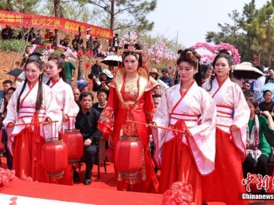 湖北當陽(yáng):漢服婚禮秀 弘揚傳統婚俗文化