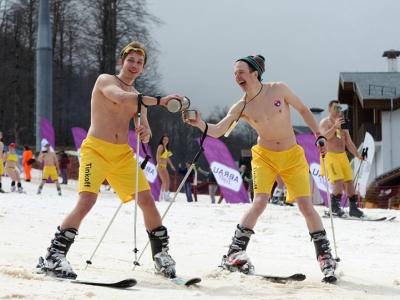 俄羅斯近2千身著(zhù)泳衣上演世界上最瘋狂的滑雪