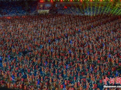 海南萬(wàn)人同跳竹竿舞 場(chǎng)面超級震撼