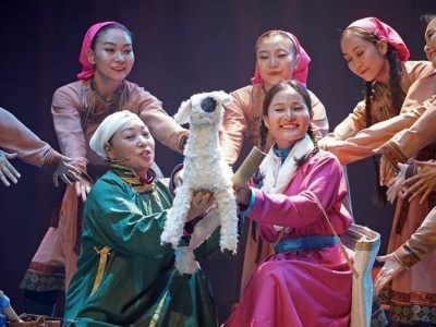 蘇尼特右旗烏蘭牧騎演員表演舞臺劇“朱日和情”