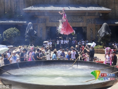 景區架50平米巨鍋烹飪 “仙女”吊在鍋正中下米粉