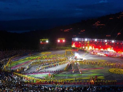 四川涼山:火把狂歡夜 滿(mǎn)天星斗落人間
