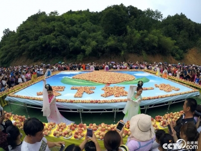 洛陽(yáng):萬(wàn)人“蟠桃宴”開(kāi)席