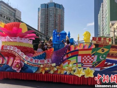 炫彩花車(chē)匯聚蘭州百年中山橋 中外鼓手載歌載舞