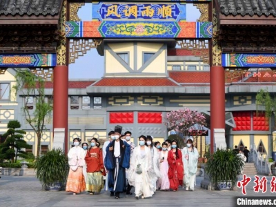 中國華服日 愛(ài)好者穿起華服玩穿越