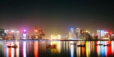 浙江杭州持續復工復產(chǎn) 錢(qián)塘江畔再現絢麗夜景